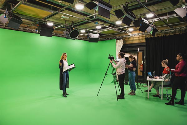 5 benefícios em produzir conteúdo em estúdio de gravação de vídeo